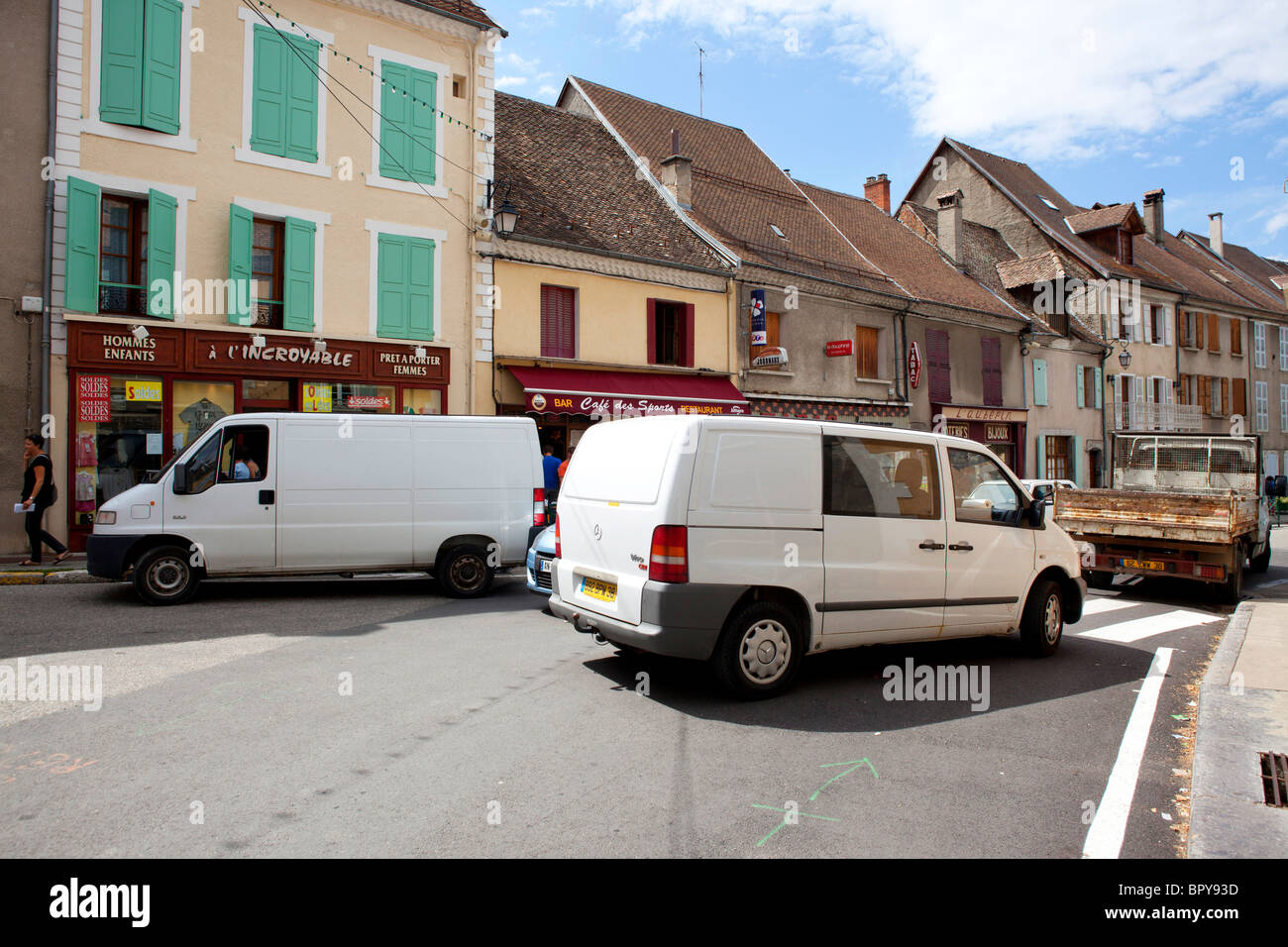 La congestione del traffico nelle zone rurali della cittadina francese di Mens Foto Stock
