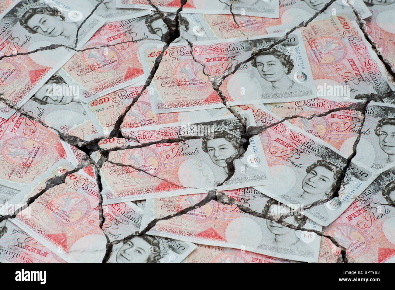 Incrinato cinquanta pound note concetto per rappresentare una crisi economica Foto Stock