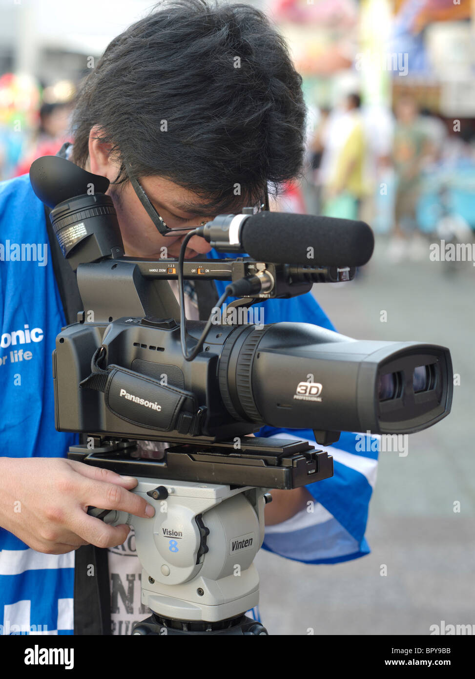 Panasonic dipendente la registrazione Nebuta Matsuri con un 3D videocamera integrata a doppia lente 3D Camera Recorder AG-3DA1 Foto Stock