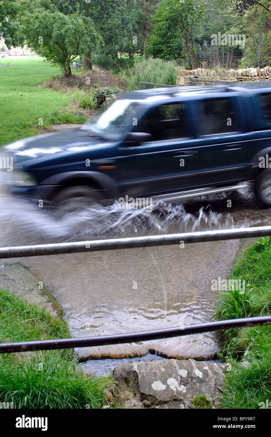 Veicolo 4 X 4 passando attraverso la Ford, Broadwell vicino a Moreton in Marsh, Gloucestershire, England, Regno Unito Foto Stock