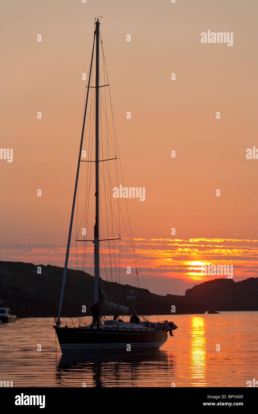 Yacht al tramonto nel nuovo Grimsby Isole Scilly Foto Stock