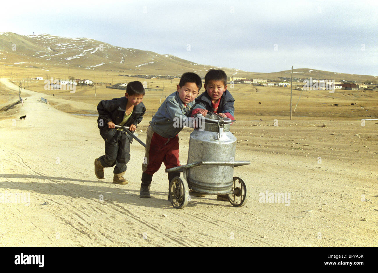 Mongolia mongolie Mongolie vestito tradizionale bambini nativi di portare un po' di acqua alla home Corvée d'eau pour les enfants de Mongolie Foto Stock