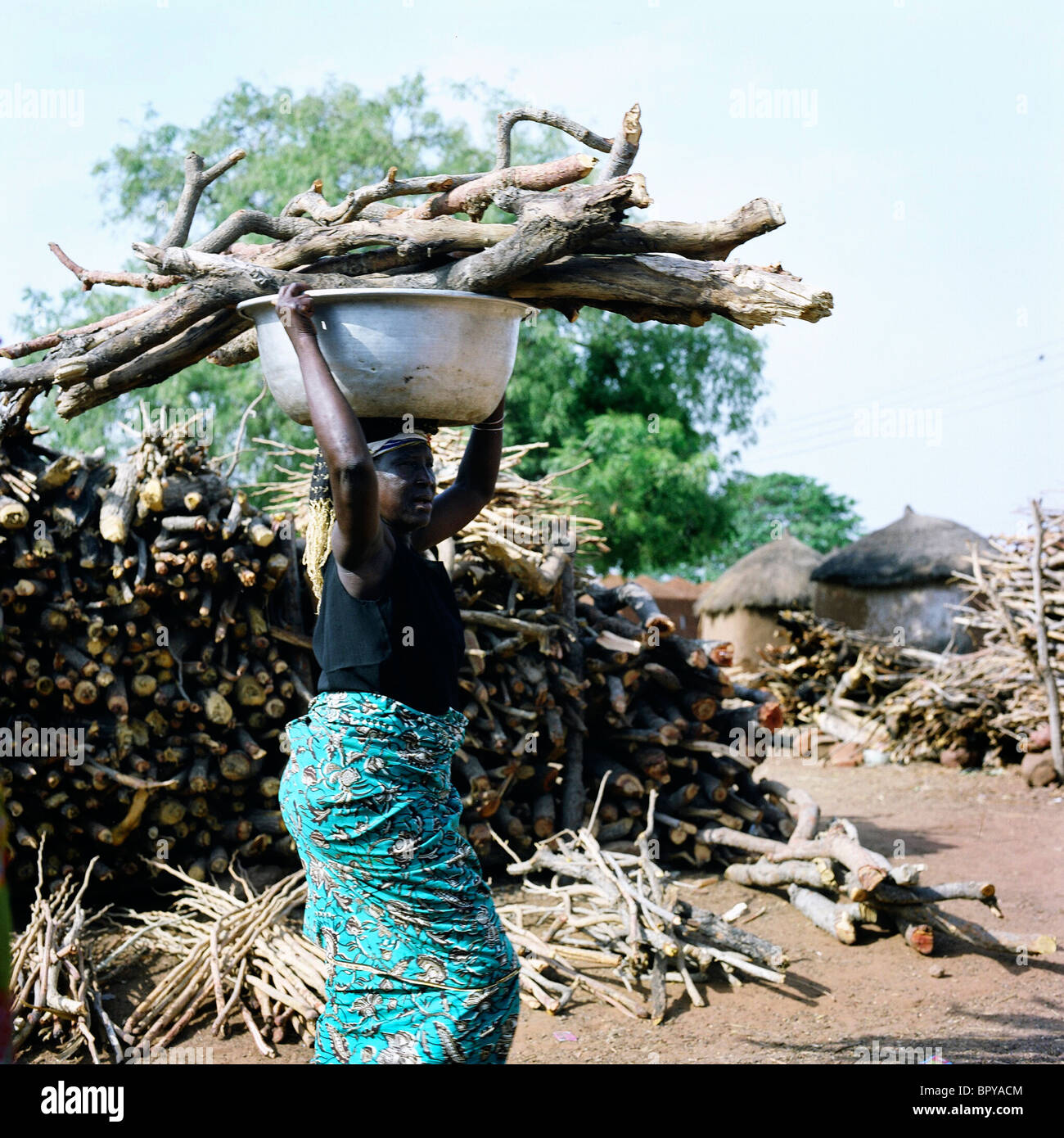 Due volte al giorno le donne dal Gambaga camp vai alla boccola per raccogliere legna da ardere da vendere ai villaggi locali. Questa attività è uno Foto Stock