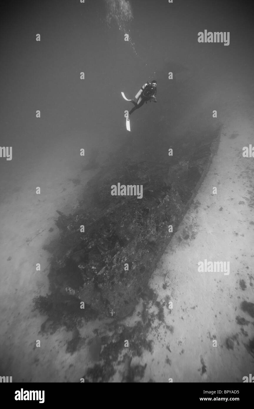 Un subacqueo scendendo a una profonda e non identificato il relitto della nave nei pressi di Manokwari, Wesp Papua, Indonesia. Foto Stock