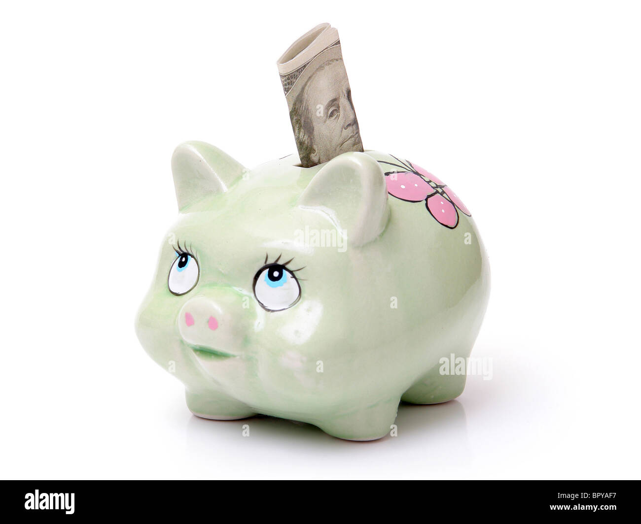 Piggybank verde con uno americano hundred dollar banconota inserita nello slot su sfondo bianco Foto Stock