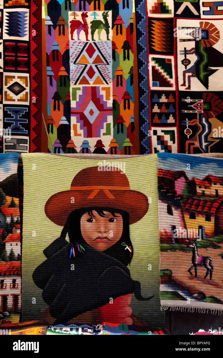 Dettaglio dei prodotti tessili per la vendita al mercato di Pisac , Valle Sacra , vicino a Cusco, Perù Foto Stock