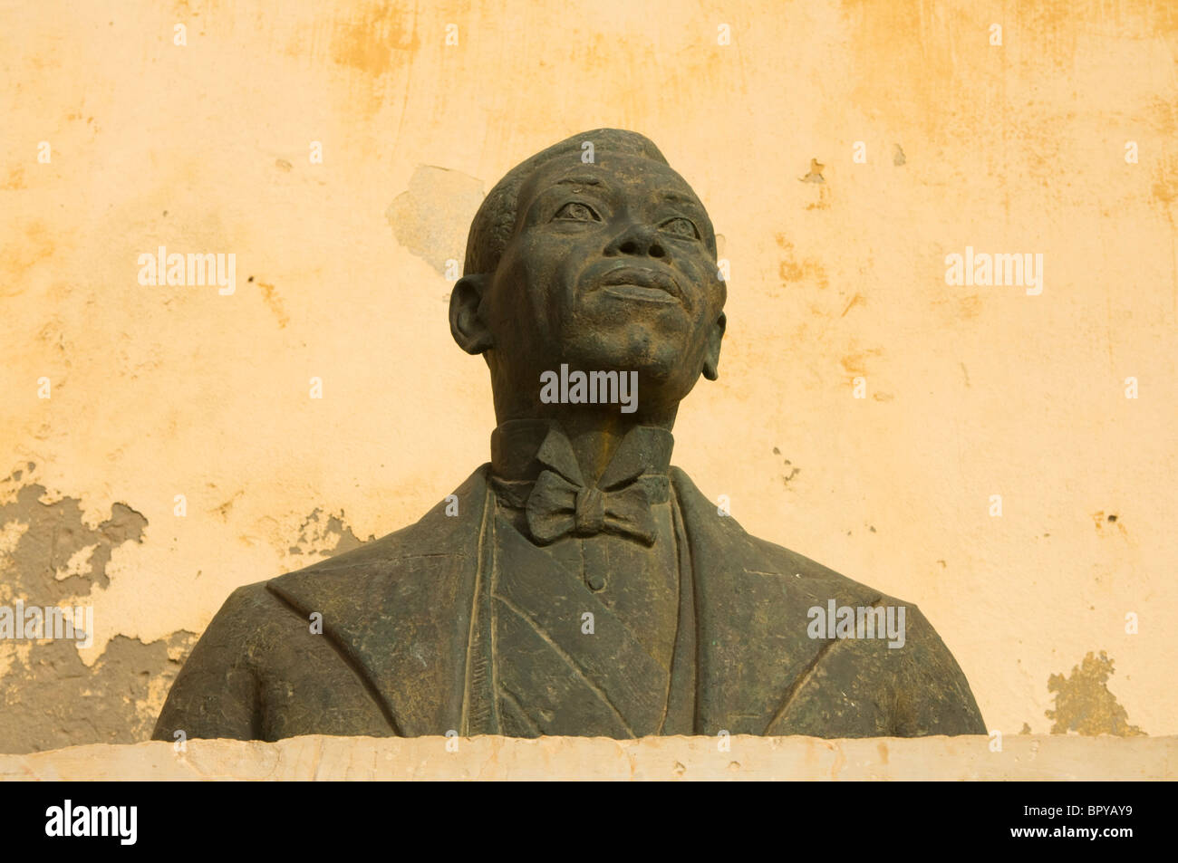 Statua di Blaise Diagne, nativo rappresentante al parlamento francese nel 1914, ha lottato per la parità, Isola di Gorée, Senegal Foto Stock