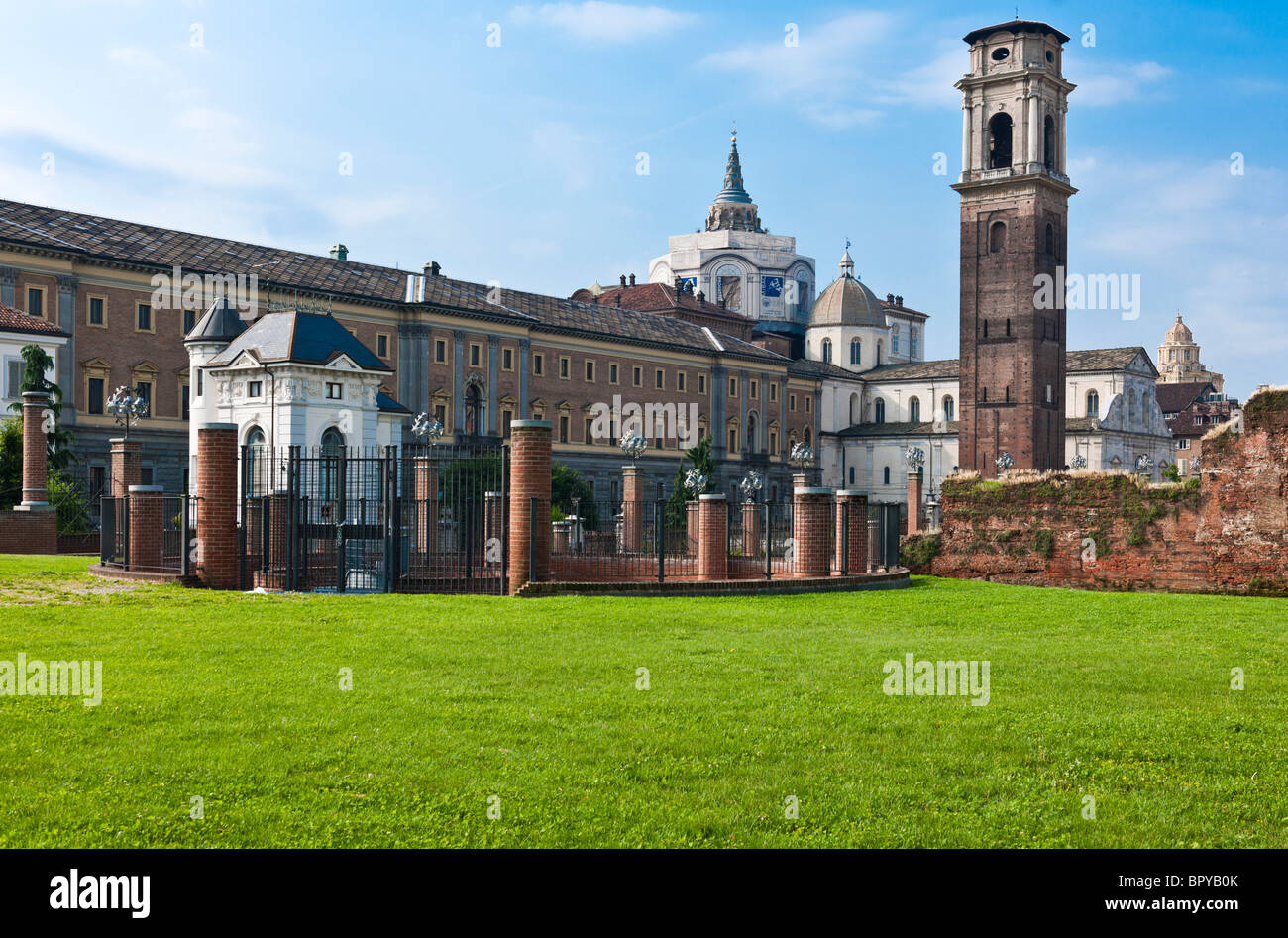 L'Italia,Torino, piazza del Duomo visto dalla Porta Palatina Foto Stock