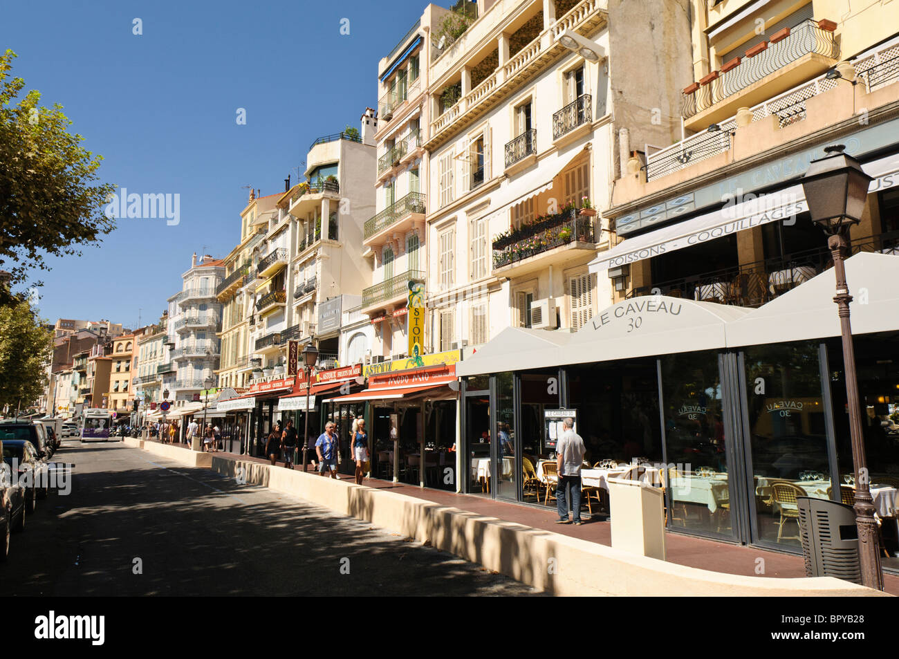 Strada di Cannes con negozi e ristoranti Foto Stock