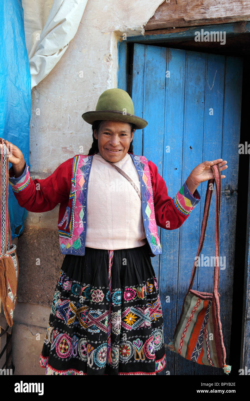 Il quechua lady sacchetti di vendita al di fuori di casa sua a Pisac Market , Valle Sacra , vicino a Cusco, Perù Foto Stock