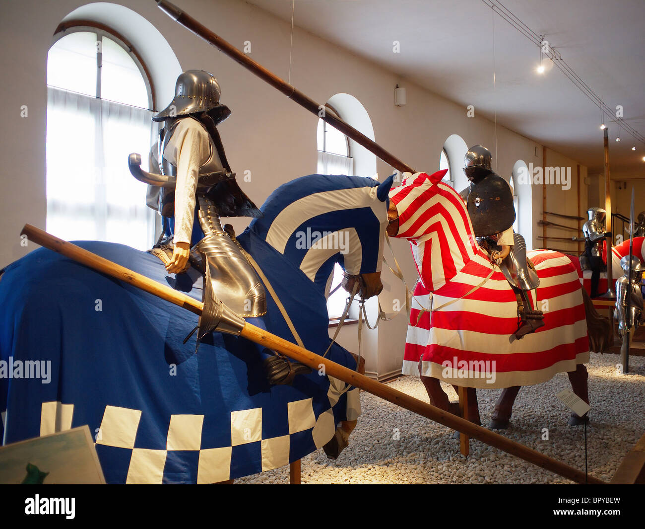Il display della corazza usata per giostre al museo nella ex castello di Habsburg di Schloss Ambras a Innsbruck in Austria Foto Stock