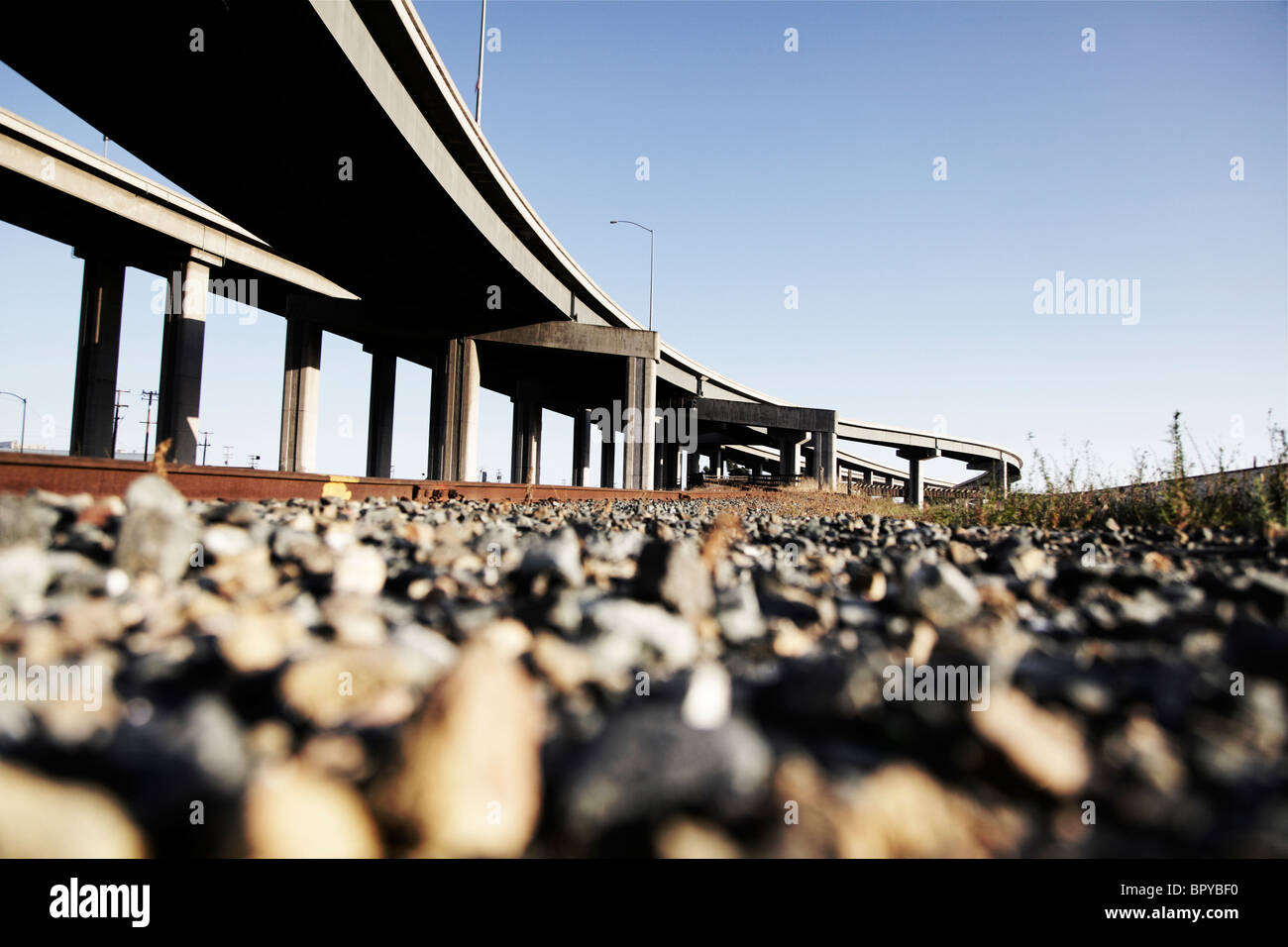 Paesaggio industriale con autostrada sopraelevata Foto Stock