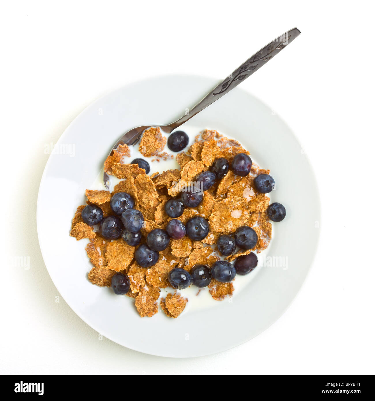 Cereali per la prima colazione un medley di fiocchi di crusca, mirtilli, miele e latte. Foto Stock