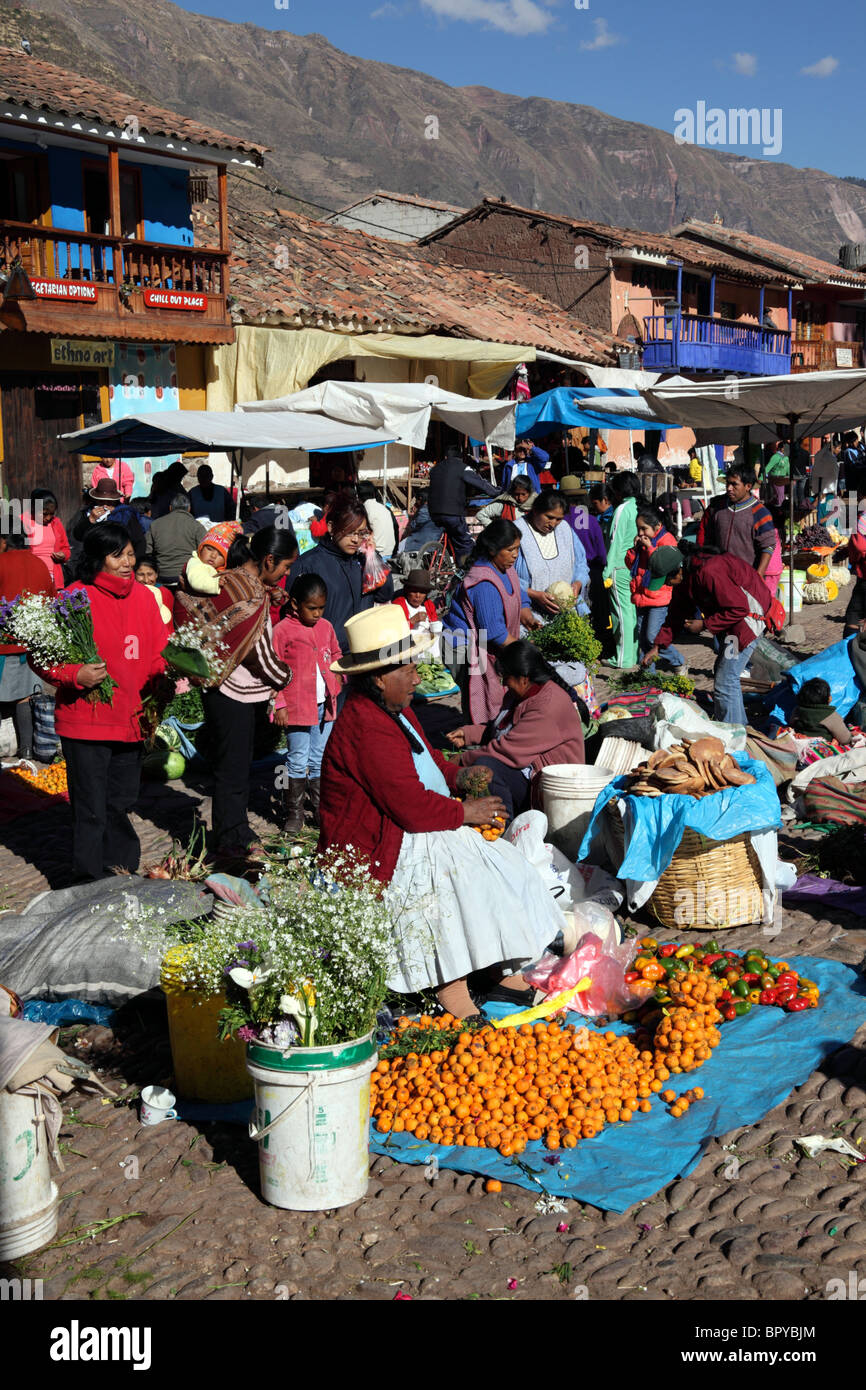 Vista sulle bancarelle di frutta a Pisac Market , Valle Sacra , Perù Foto Stock