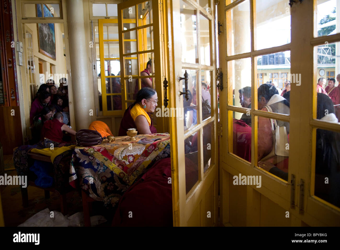 Sua Santità Sakya Trizin testa della tradizione Sakya del buddhismo tibetano benedizione adoratori al tempio Tsuglagkhang in Dharamsala. Foto Stock