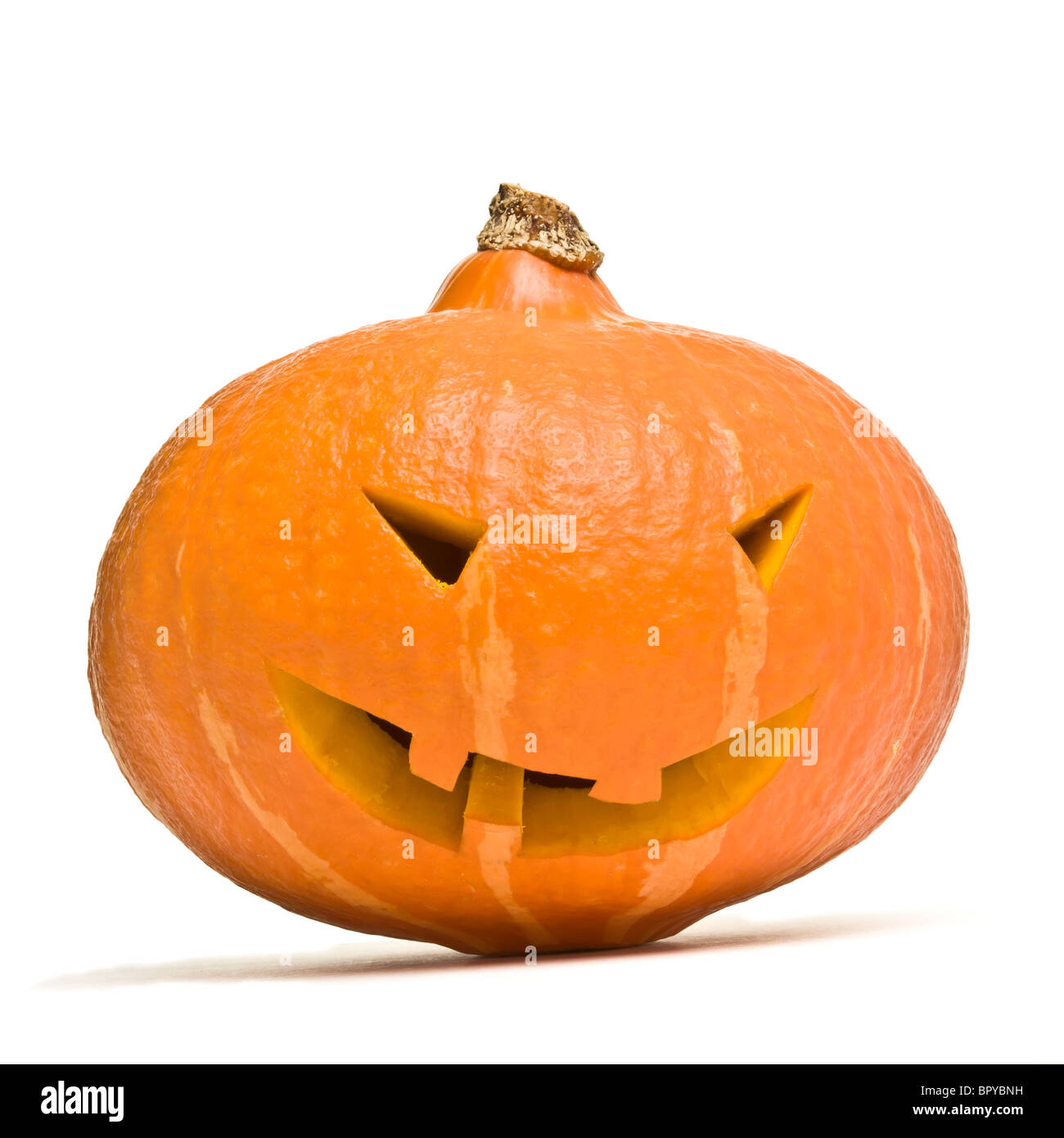 Il male cerca di Zucca di Halloween testa dalla prospettiva bassa isolato su bianco. Foto Stock