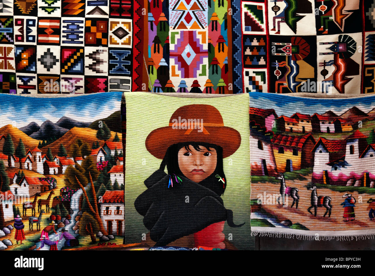 Dettaglio dei prodotti tessili per la vendita al mercato di Pisac , Valle Sacra , vicino a Cusco, Perù Foto Stock