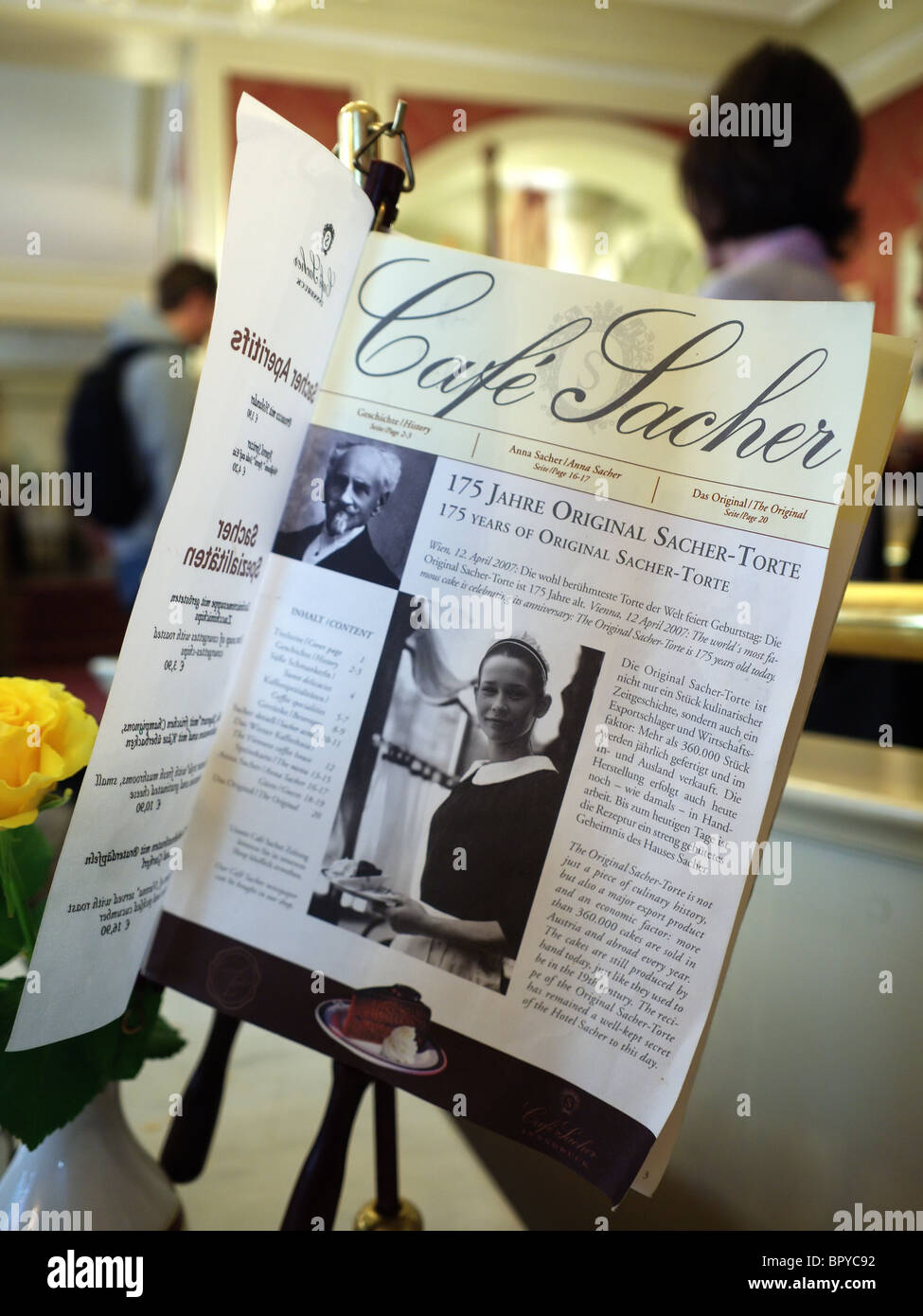 Il menu Tabella nel ramo di Innsbruck del famoso Viennese Café Sacher che mostra che il business è stata di 175 anni nel 2007 Foto Stock