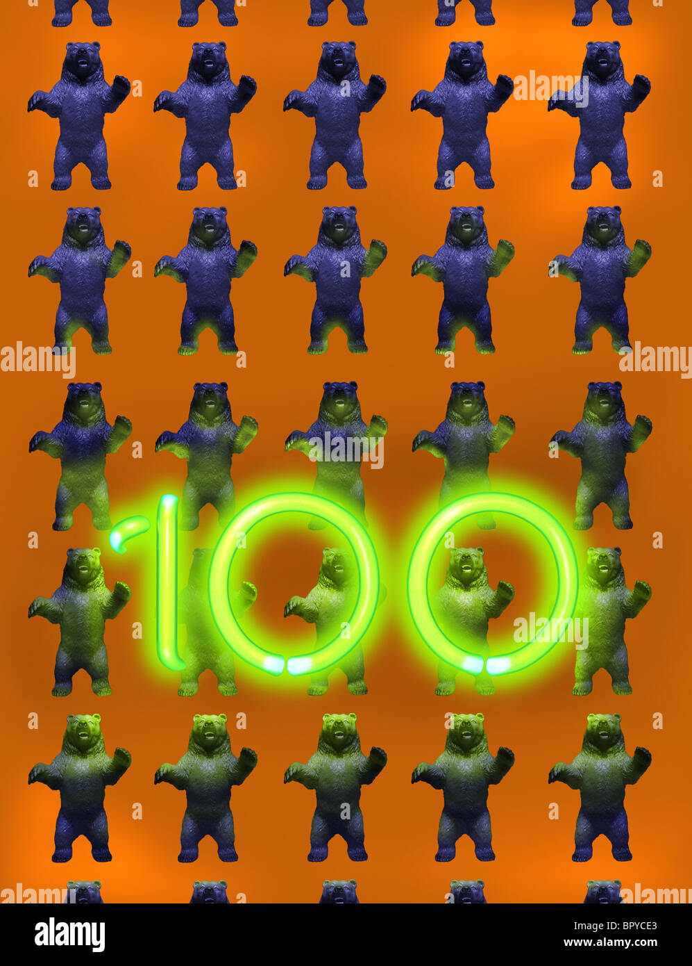 Numero 100 illuminato di fronte a più righe di orsi su sfondo arancione Foto Stock