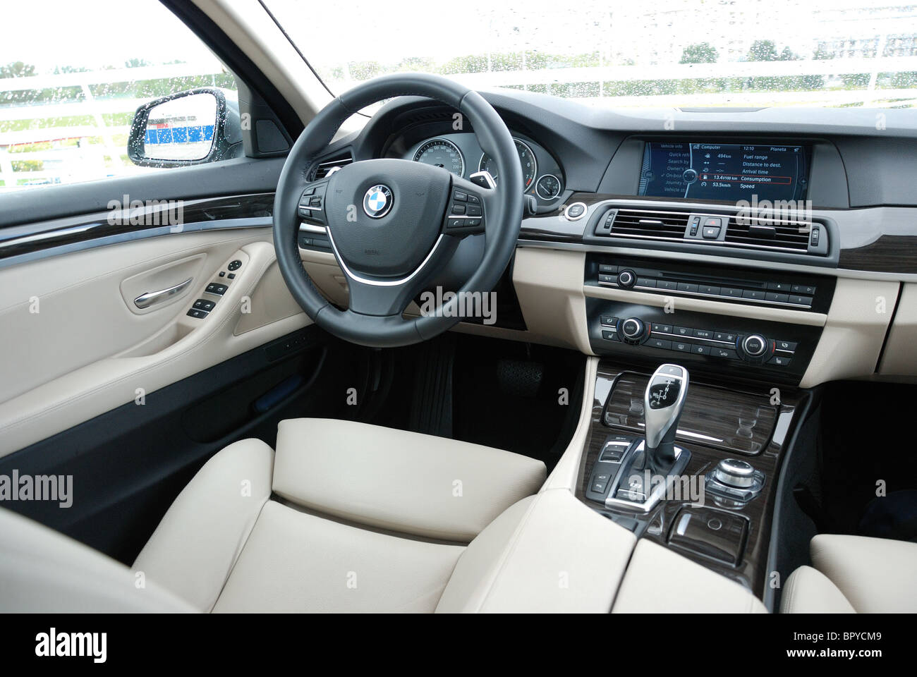 BMW 535i - il mio 2010 - colore grigio metallico - Premio tedesco di classe superiore sedan, segmento E (executive) - interno, posto di guida, cabina Foto Stock