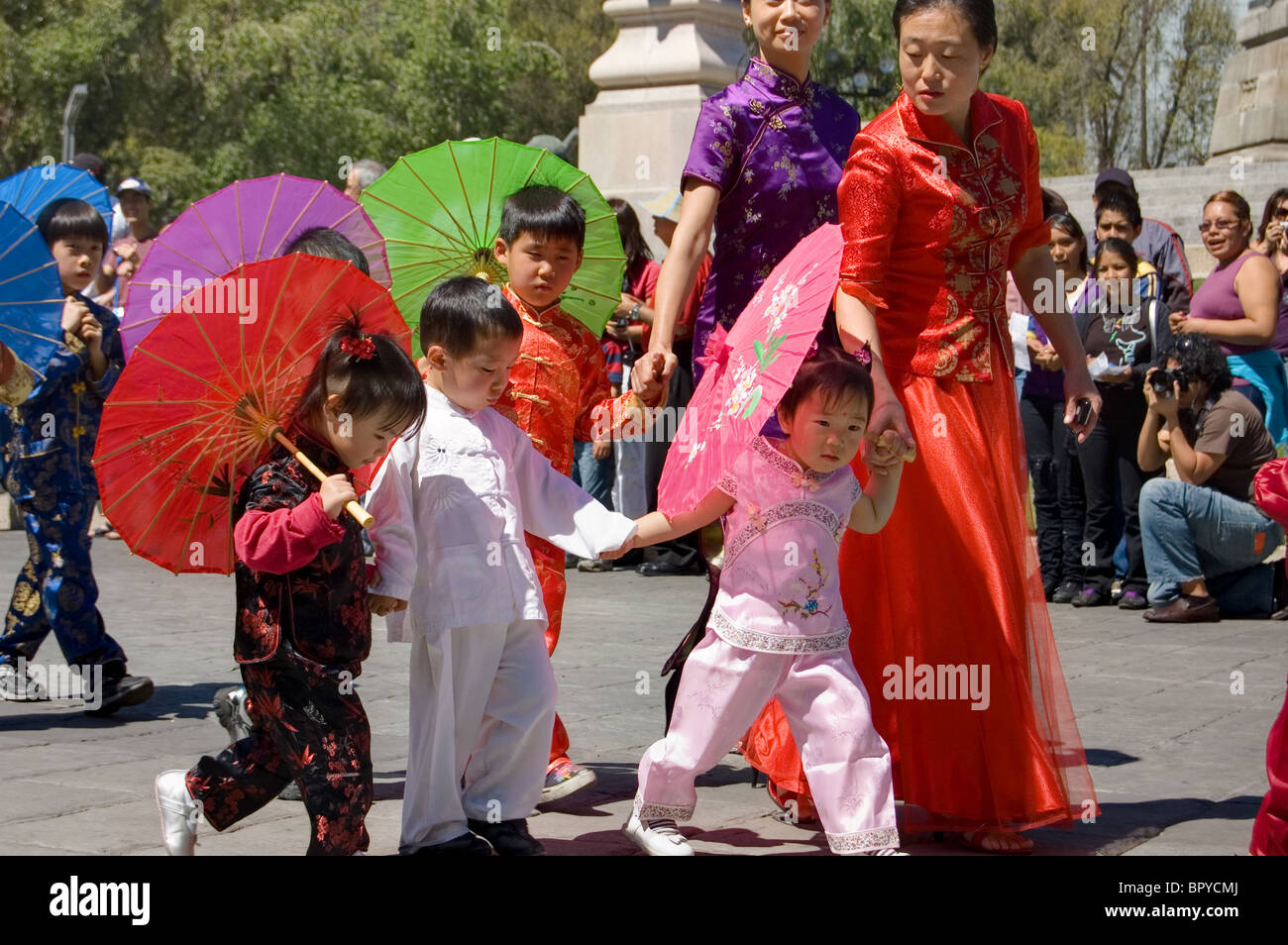 I bambini cinesi con ombrelloni durante un anno nuovo parade Foto Stock