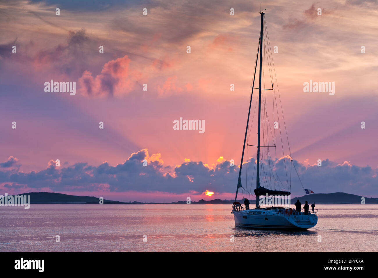 Yacht Silhouette al tramonto il bloccaggio verso Sampson e Tresco Isole Scilly REGNO UNITO Foto Stock