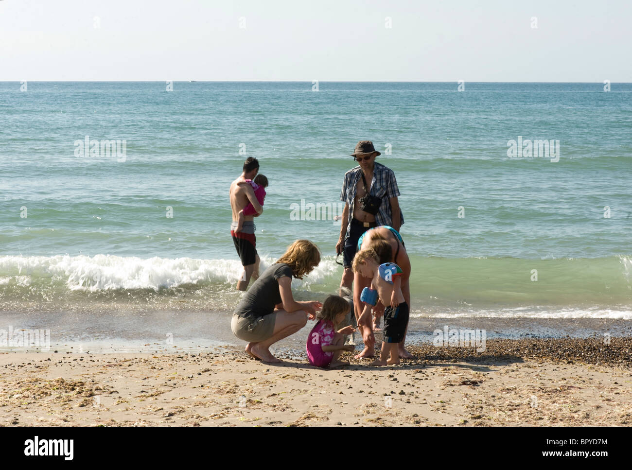 La famiglia (3 generazioni) in vacanza in spiaggia Foto Stock