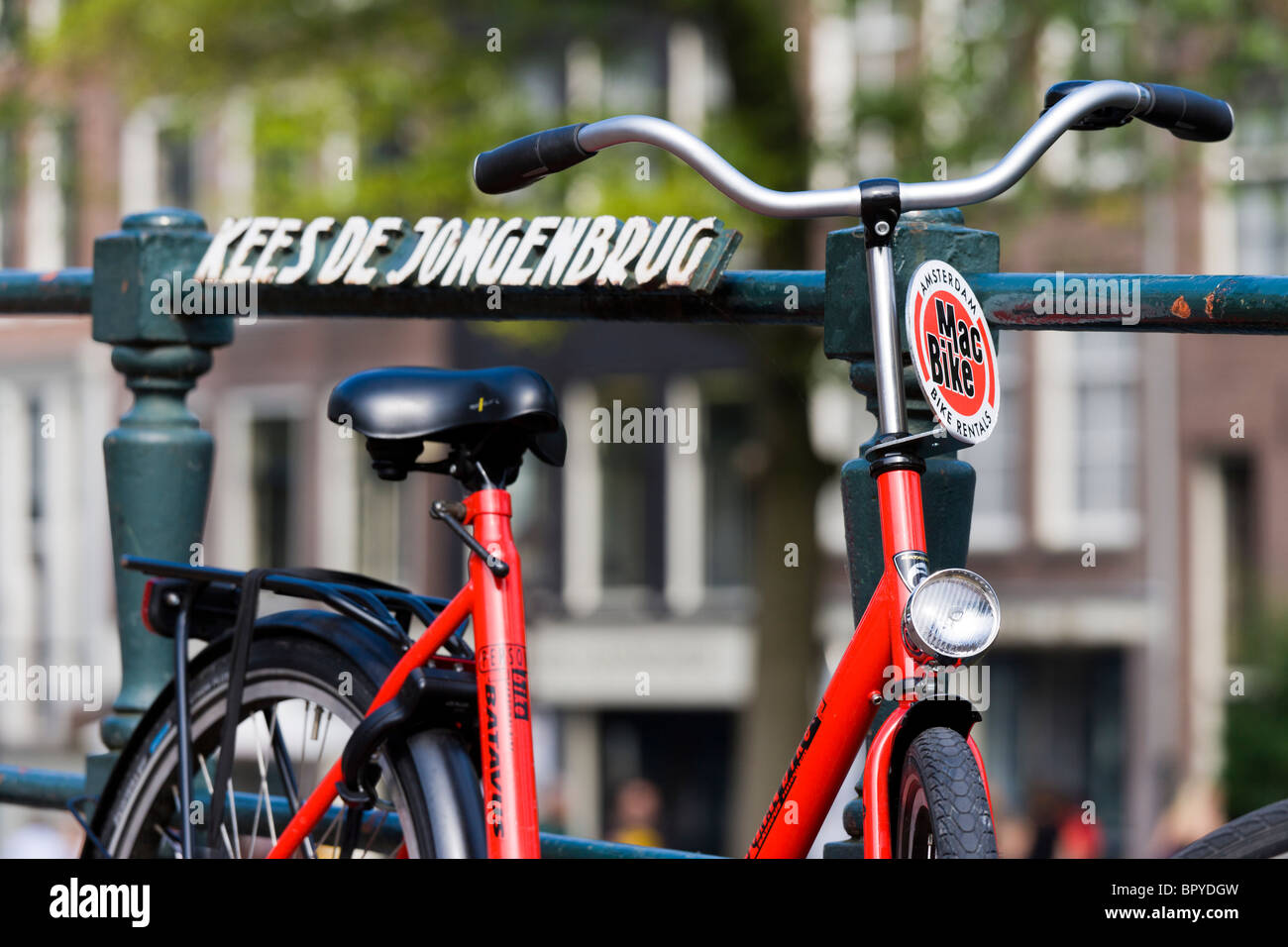 Amsterdam. Noleggio bici da MacBike appoggiata contro la ringhiera di Kees de Jongen Canal Bridge nel quartiere di Jordaan. Foto Stock