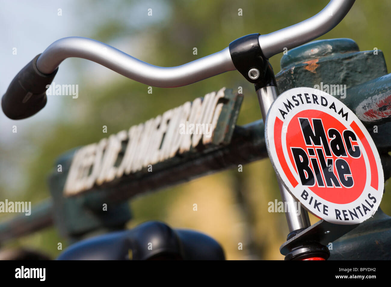 Amsterdam. Noleggio bici da MacBike appoggiata contro la ringhiera di Kees de Jongen Canal Bridge nel quartiere di Jordaan. Foto Stock