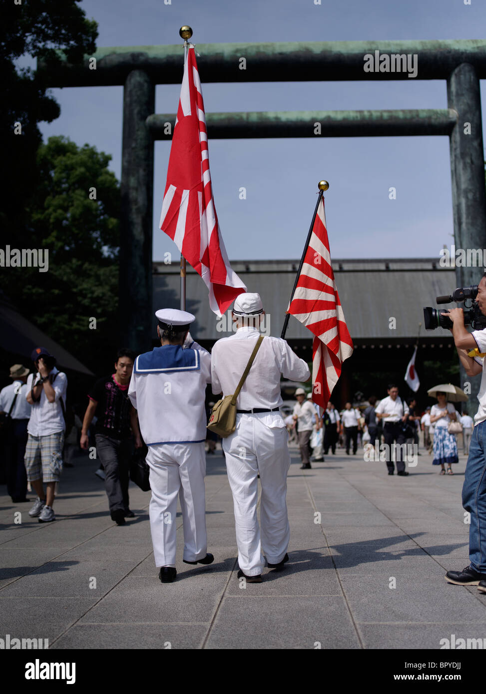 Anniversario del 15 agosto rinuncia delle forze giapponesi alla fine della seconda guerra mondiale si svolge ogni anno al Santuario Yasukuni. Foto Stock