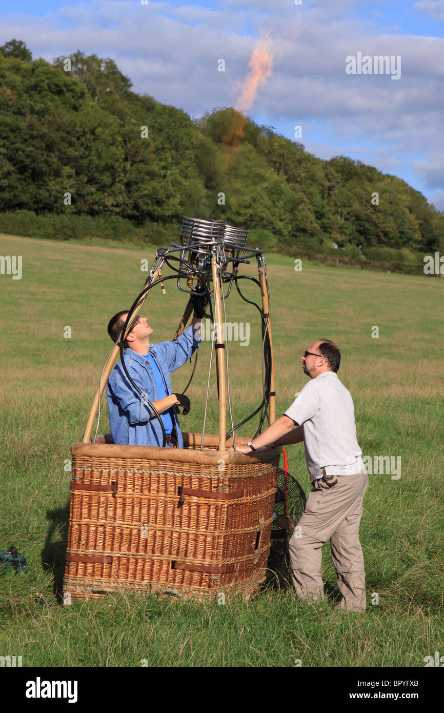 La mongolfiera prove pilota del suo palloncini bruciatore di gas Somerset England Regno Unito Foto Stock