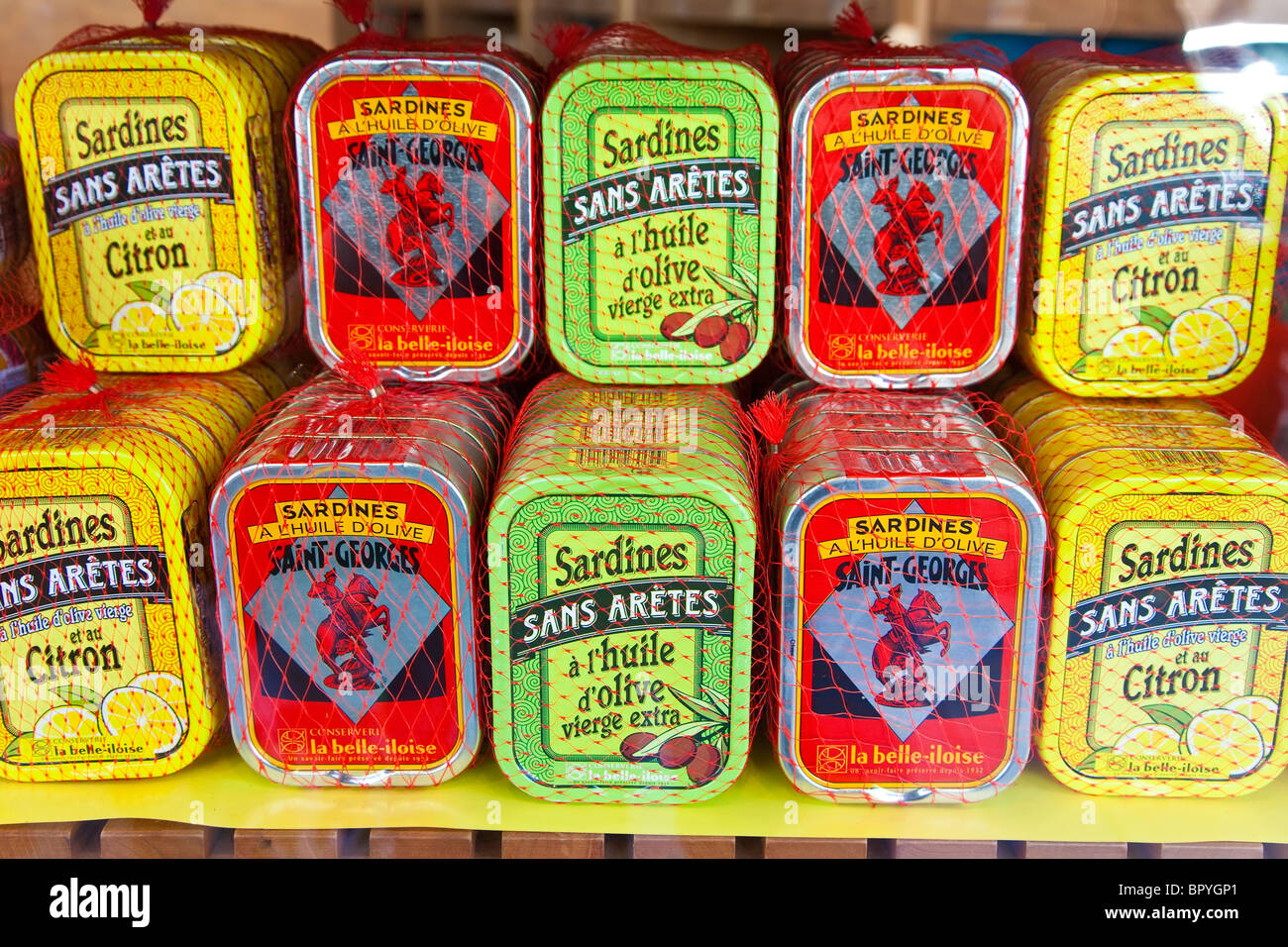 Scatolette di pesce, tonno, sardine e sgombri, per la vendita in un cibo francese shop, Deauville, Normandia Foto Stock