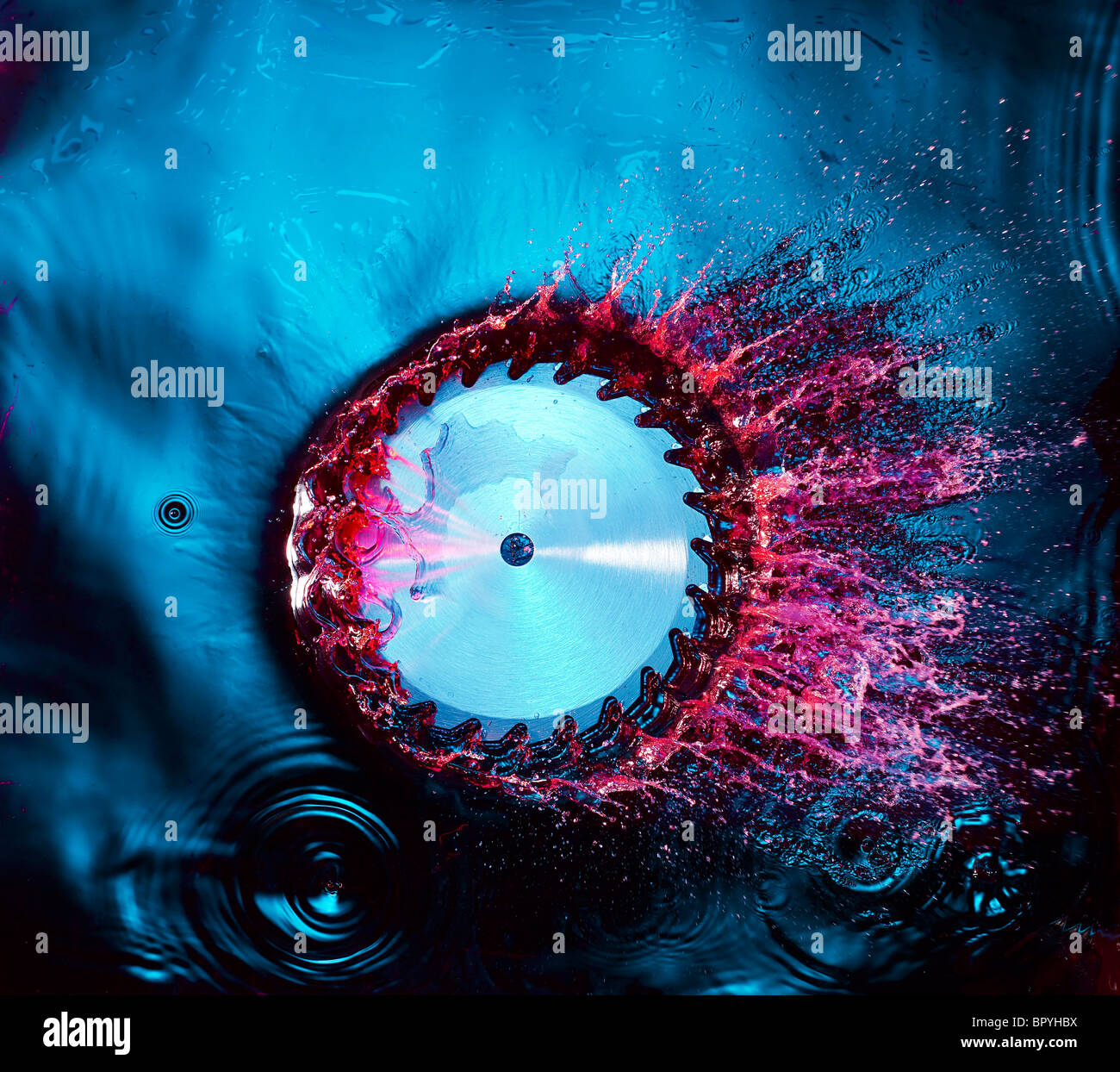 Visto gli schizzi di acqua blu Foto Stock