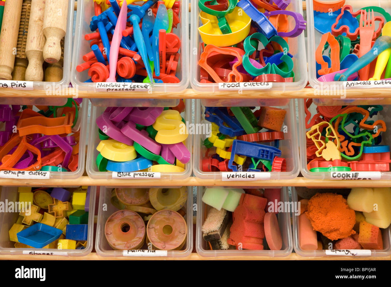 Una selezione di apparecchiatura di arte nella scuola di vivaio. Foto Stock