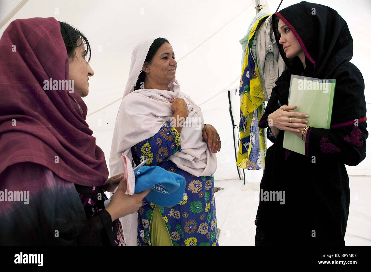 L UNHCR Ambasciatrice di buona volontà, Angelina Jolie colloqui con colpite dalle alluvioni delle donne durante le sue visite a Kandaro Camp a Nowshera Foto Stock