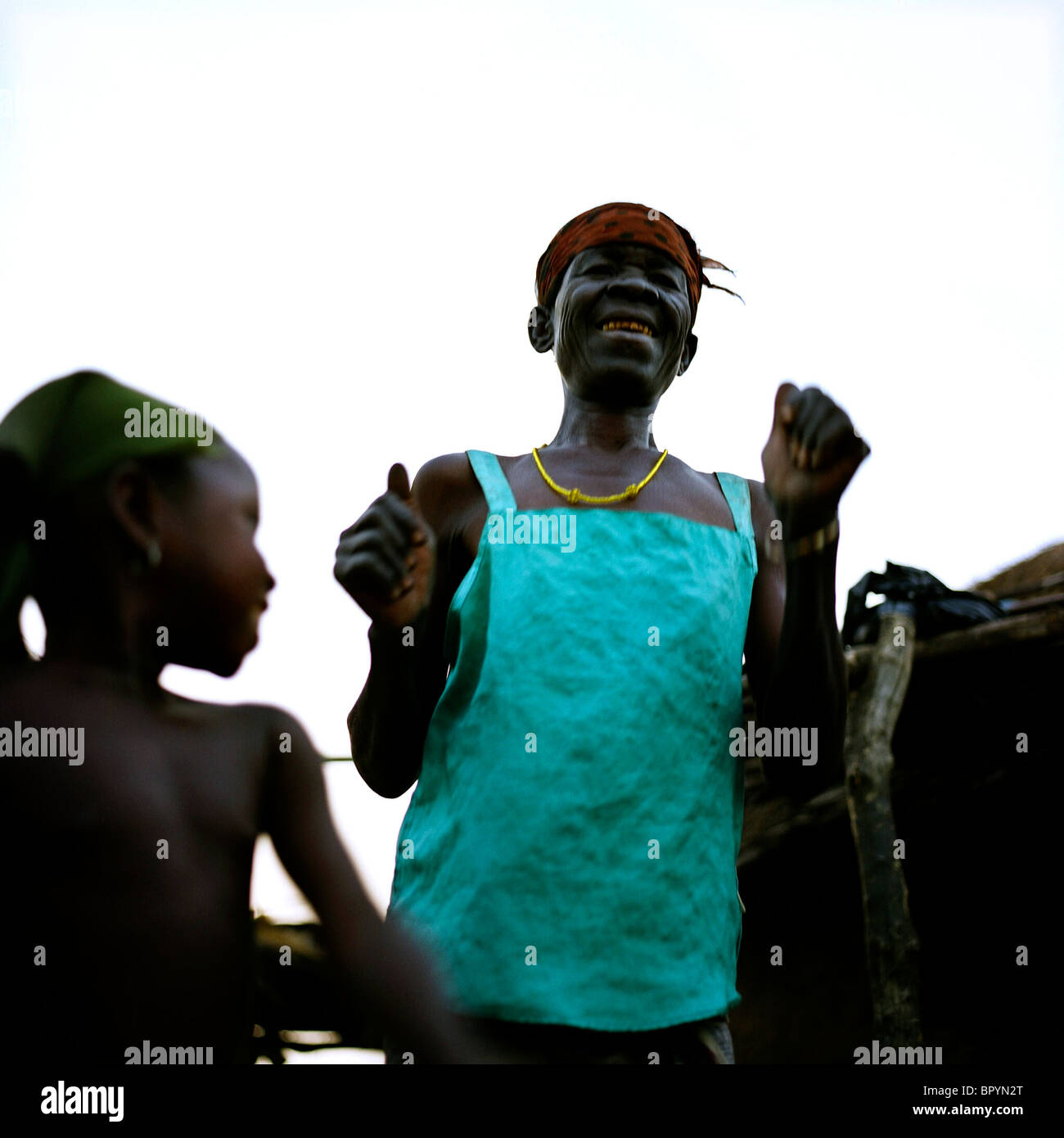 Zenabu Tunnadaa sta ballando con Cubra, Azar nipote. Zenabu ha vissuto in Gambaga per dieci anni. Lei è stato accusato di Foto Stock