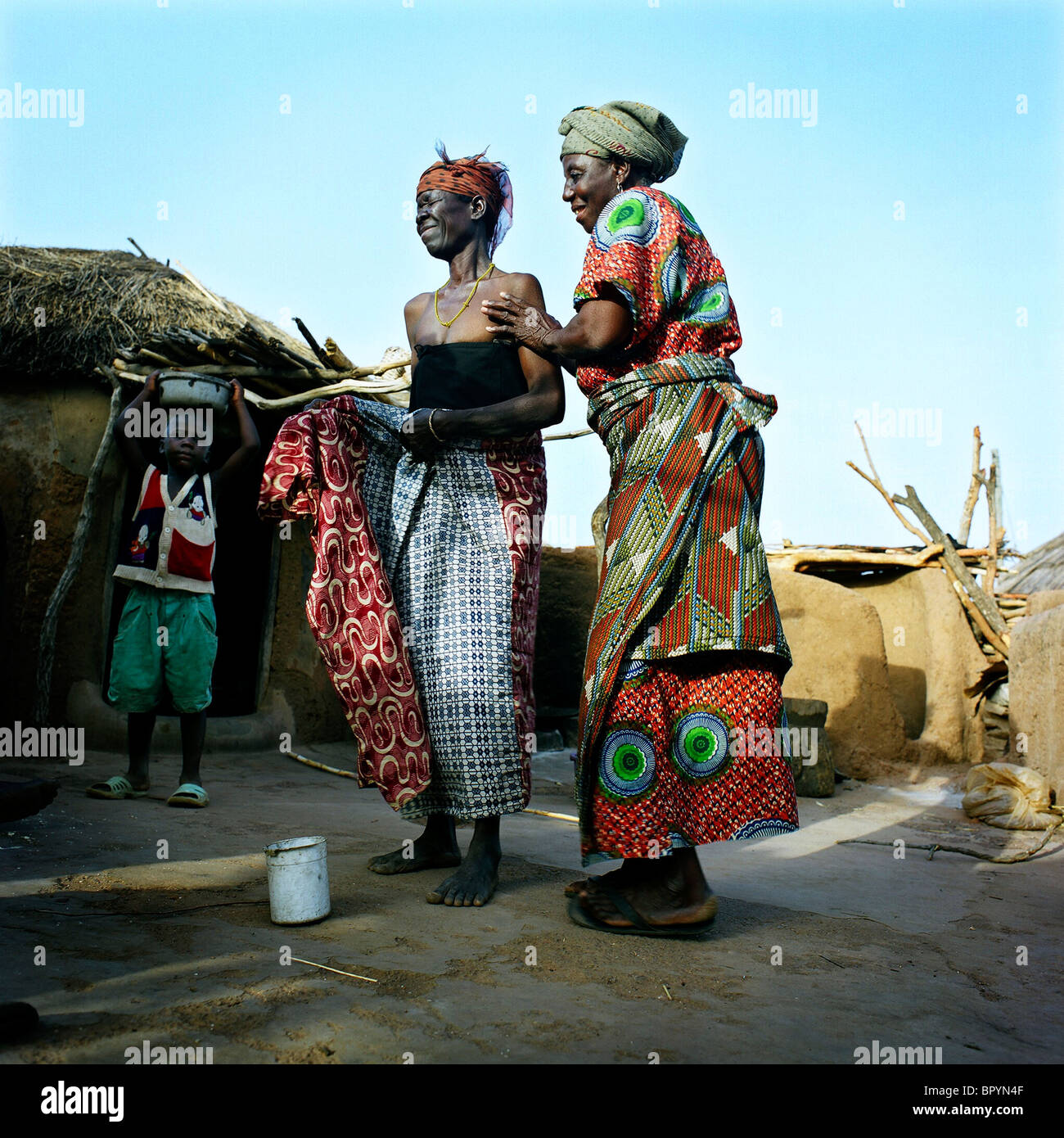 Zenabu Tunnadaa sta ballando con un'altra donna dal Gambaga camp. Foto Stock