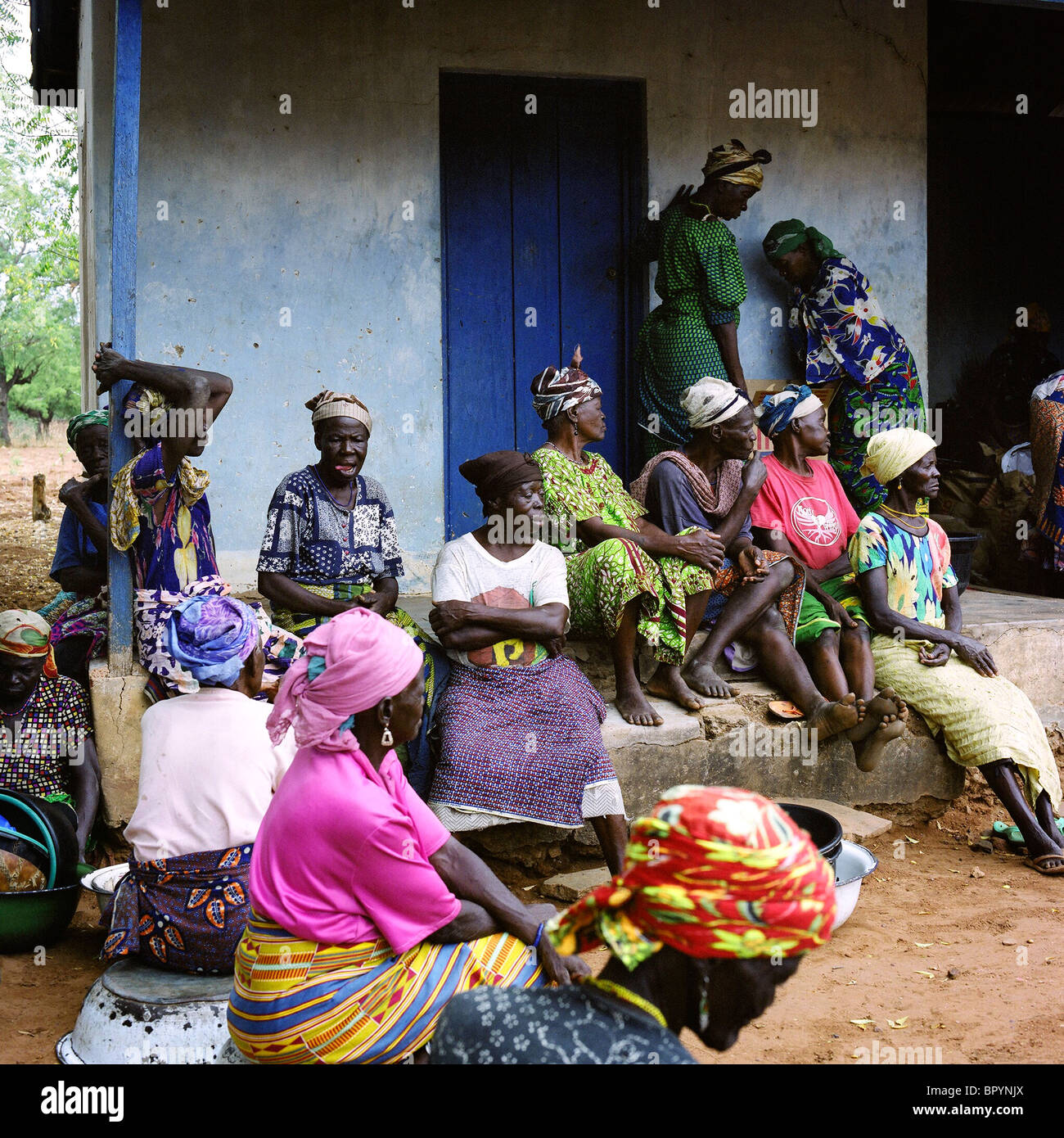 Le donne durante la distribuzione di cibo. Foto Stock