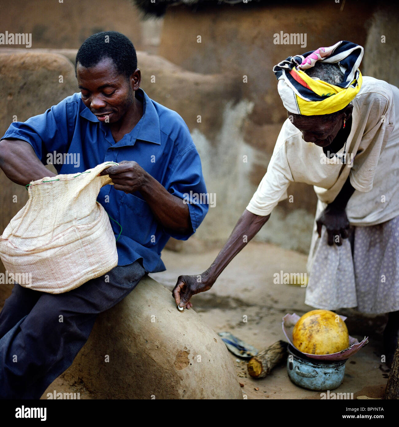 La maggior parte delle serate, un medico tradizionale viaggi a Gambaga per trattare le donne malate. Foto Stock