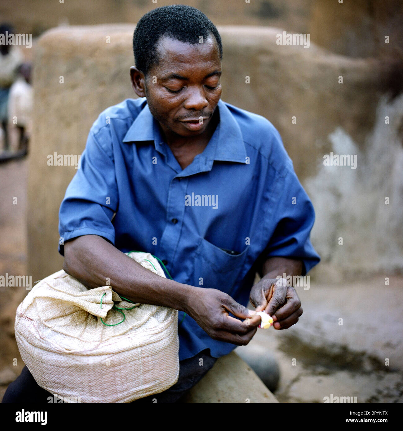 La maggior parte delle serate, un medico tradizionale viaggi a Gambaga per trattare le donne malate. Foto Stock