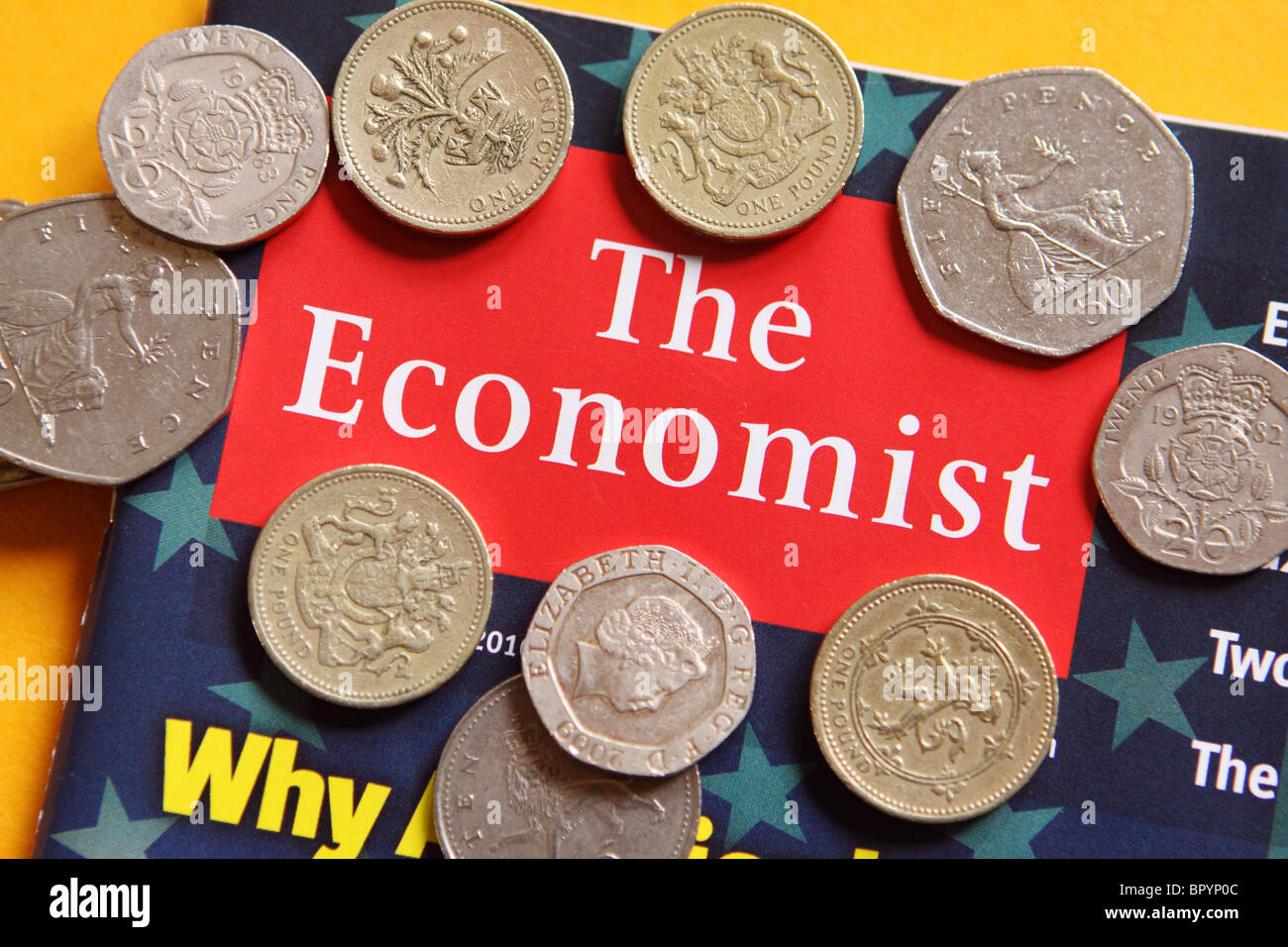 The Economist Financial news magazine coprire con il denaro delle monete in euro Foto Stock