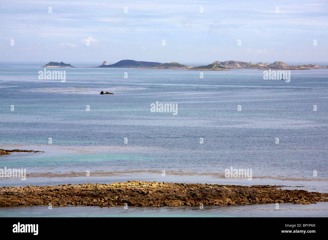 Chiara mari che circondano le isole Scilly da Sansone con le isole orientali in background Foto Stock