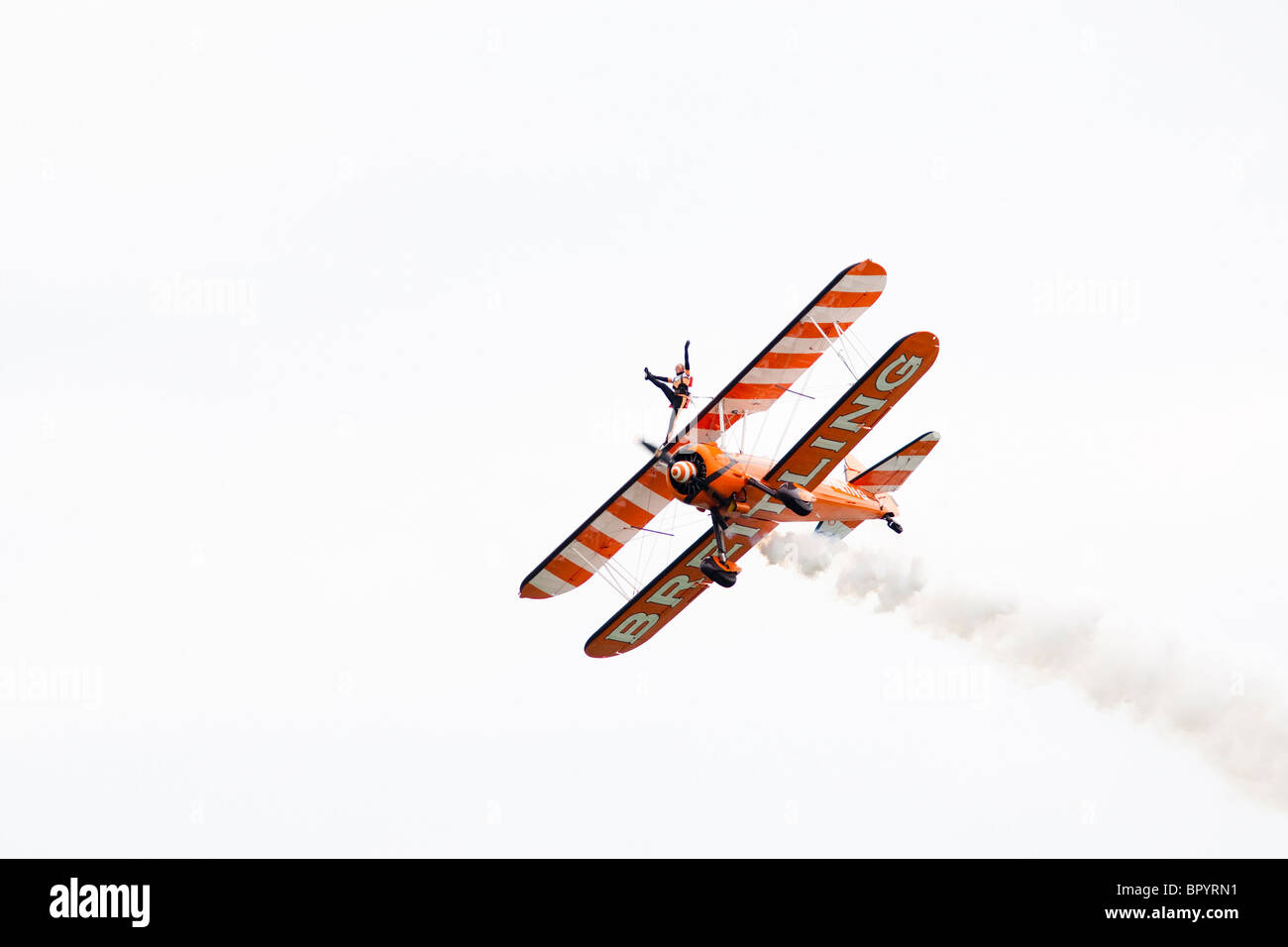 Uno dei Breitling Wingwalkers 1940 Boeing Stearman biplani airshow Airbourne, Eastbourne, East Sussex, Regno Unito Foto Stock
