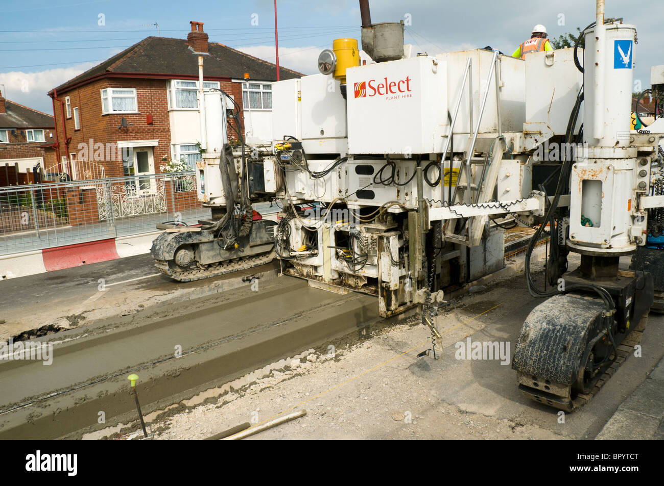 G&Z Slipform lastricatore cementificazione macchina al lavoro sul Manchester Metrolink (tram) progetto di costruzione, Tameside, England, Regno Unito Foto Stock