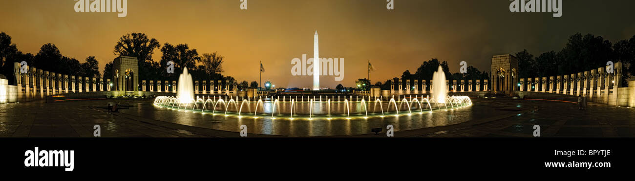 Alta risoluzione panorama della Nazionale il Memoriale della Seconda Guerra Mondiale con il Monumento di Washington nella distanza di notte. Foto Stock