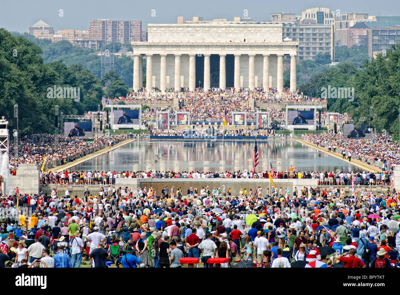 WASHINGTON DC, Stati Uniti d'America - folla presso il Lincoln Memorial per conservatori commentatore televisivo Glenn Beck's "Ripristino di onore' rally sul National Mall. Foto Stock