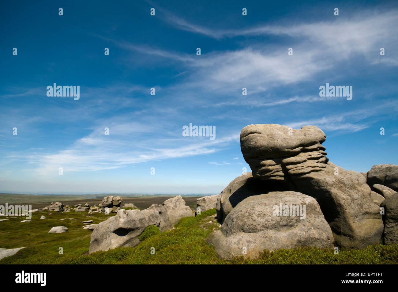 Erosi macina grinta affioramento sulla Bleaklow, Peak District, Derbyshire, England, Regno Unito Foto Stock