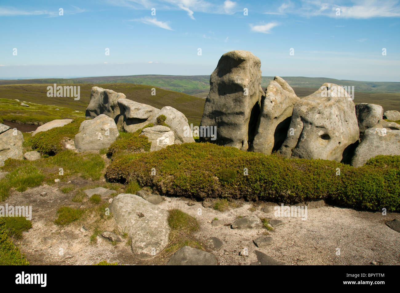 Erosi macina grinta affioramento sulla Bleaklow, Peak District, Derbyshire, England, Regno Unito Foto Stock