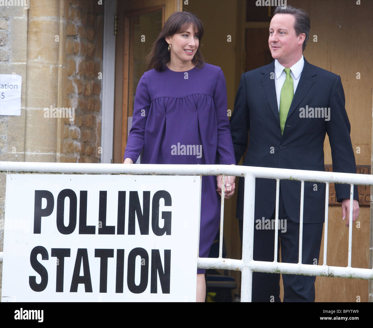 David e Samantha Cameron arrivando a Spelsbury seggio a votare per il 2010 elezione generale ... il 6 maggio, 2010 Foto Stock