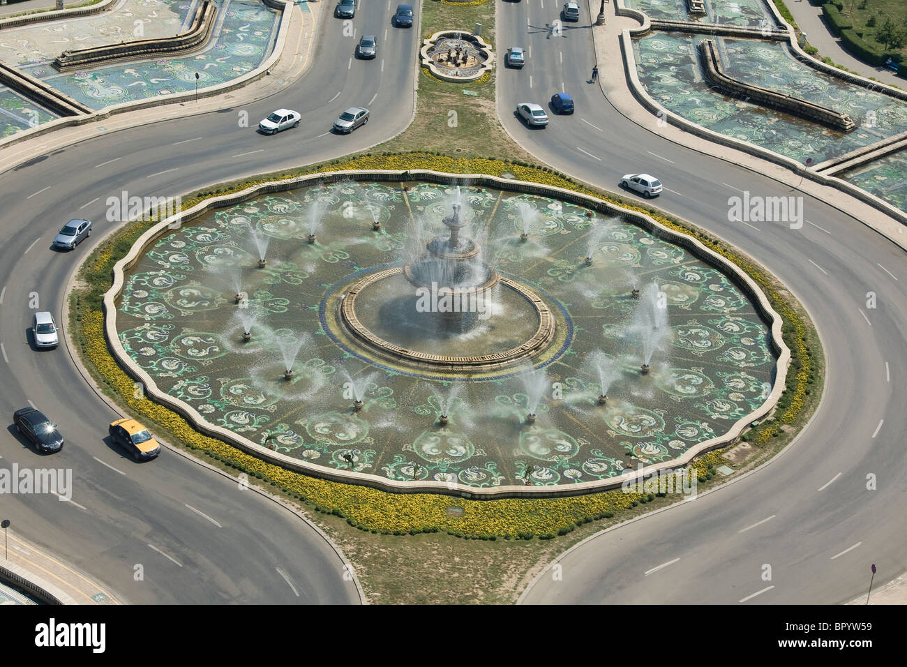 La fotografia aerea di una fontana in un cerchio di traffico in Bucarest Romania Foto Stock